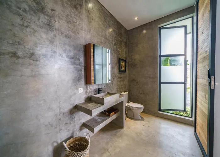 Villa The Jungalow - 2Br Berawa Villa Near Beach, Cafe Del Mar & Padel Canggu